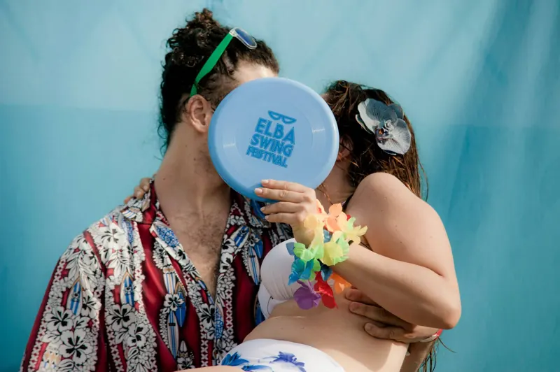 Un bacio nascosto dietro il frisbee del festival