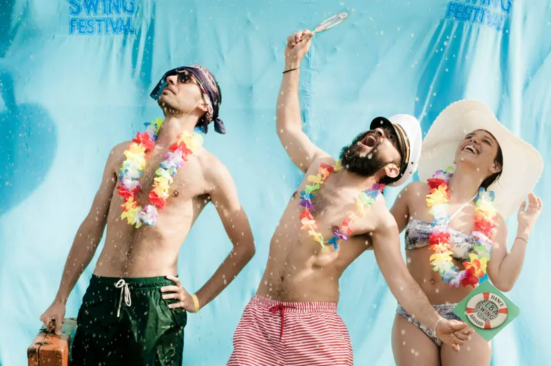 Tre ballerini con le collane hawaiane nel photobooth del 2015