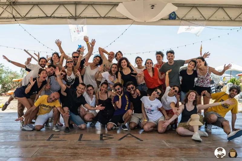 Foto di gruppo a lezione sul pavimento con la scritta Elba