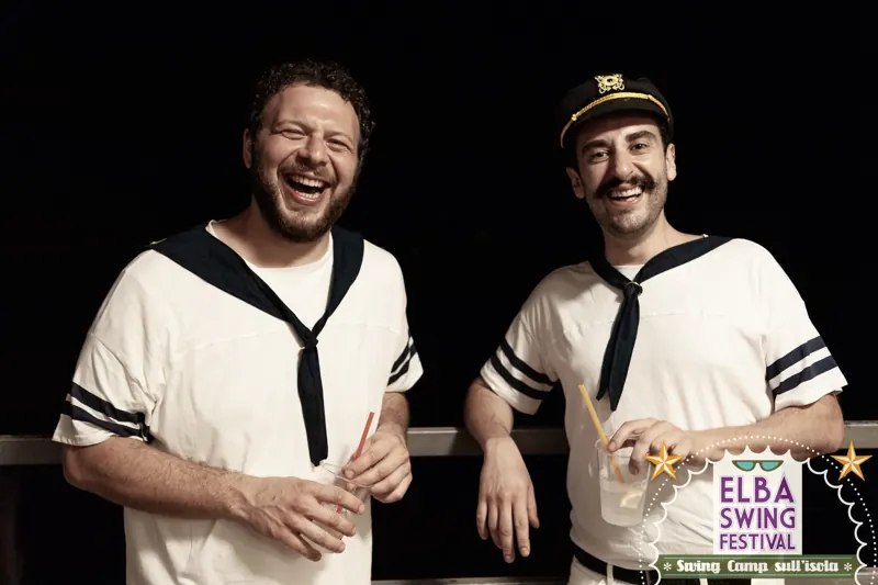 Due ballerini vestiti da marinai ridono al Sailor Party