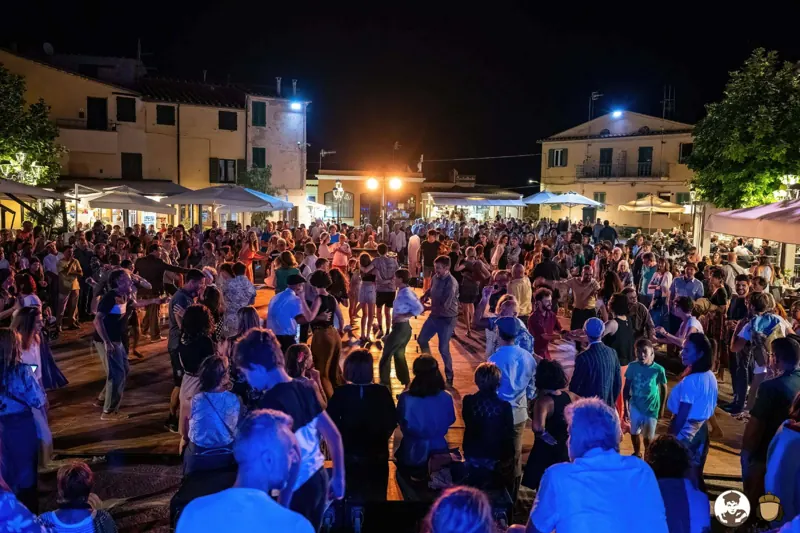 La piazza piena di ballerini nel 2022