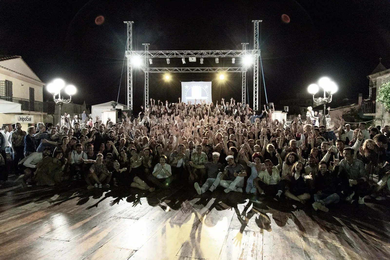 La piazza di Capoliveri di notte, piena di ballerini davanti al palco
